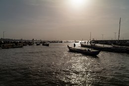 Accra;-Ghana;-Jamestown;-fishing-harbour;-backlight;-silhouette;-pirogue;-channel;-silver-light;-haze;-atmosphere;-artisanal-fishing;-Gulf-of-Guinea;-West-Africa;-historic-district;-documentary-photography;-Kaleidos;-Kaleidos-images;-La-parole-à-limage;-Stories-Pictures;-Tarek-Charara